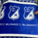 Cobija azul Millonarios F.C. 1946 con escudos y número 2.