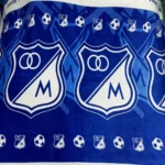 Cobija deportiva azul y blanca con escudo y balón de Millonarios, texto "Vamos Millonarios".
