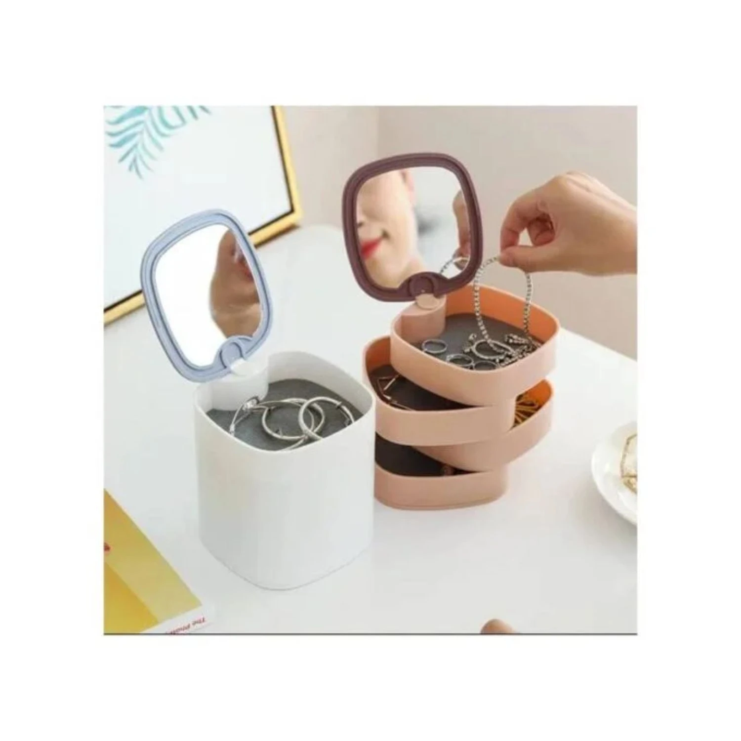 Joyero giratorio de tres niveles color durazno con espejo, organiza collares y pulseras.