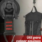 Ganchos de succión negros con correa y mosquetón colgando mochila gris. Útil para colgar equipos.