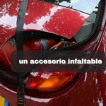 Gancho de fijación con ventosa y correa negra para auto, ideal para asegurar objetos en el maletero o parabrisas.