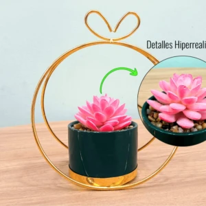 Suculenta artificial rosa en maceta verde con marco dorado y detalle de texto "Detalles Hiperrealistas".