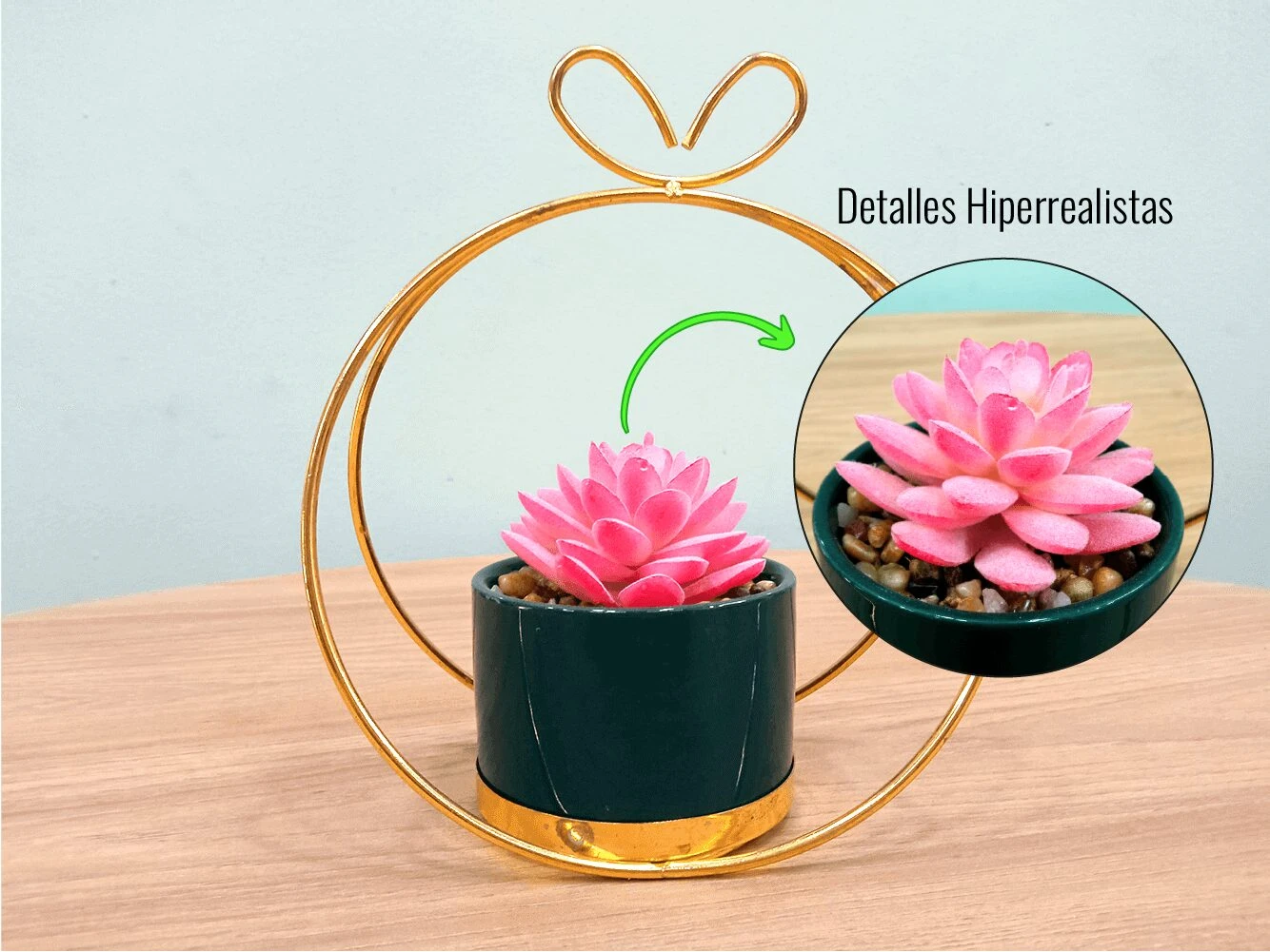 Suculenta artificial rosa en maceta verde con marco dorado y detalle de texto "Detalles Hiperrealistas".