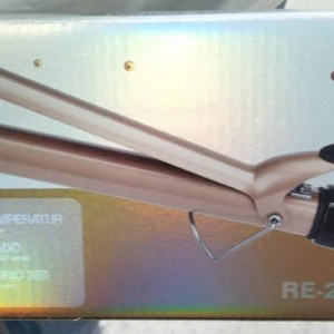 Remington Risador Cabello Keratin 3D PRO, color dorado y negro, con diseño ovalado.