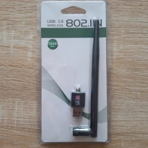 Adaptador WiFi USB 2.0 802.11n 1200 Mbps con antena para computador, en empaque.