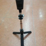 Trípode con luz LED portátil para celular, color negro, conector tipo GoPro, ideal para grabaciones.