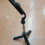 Trípode negro para celular con base plegable y conector ajustable, ideal para grabaciones y fotos estables.
