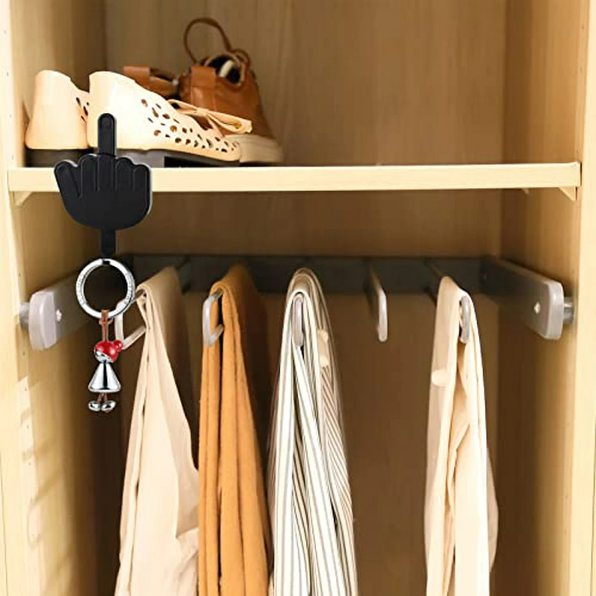 Set x2 ganchos decorativos para llaves con forma de dedo medio, negros, para colgar en clóset.