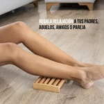 Rodillo masajeador de pies doble en madera para relajación, con rodillos de textura para alivio muscular.