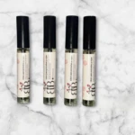 Serum elixir para pestañas y cejas con vitamina E, biotina y aceites de ricino y jojoba, en envases pequeños.