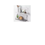 Repisas metálicas negras y blancas colgantes, la superior con florero y adornos, la inferior con planta, reloj y gafas.