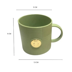 Pocillo verde texturizado con sello dorado, 9 cm alto, 9 cm diámetro, 13 cm largo total.