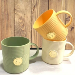 Set de 2 pocillos de cocina color verde menta y crema, con textura tejida y sello dorado.