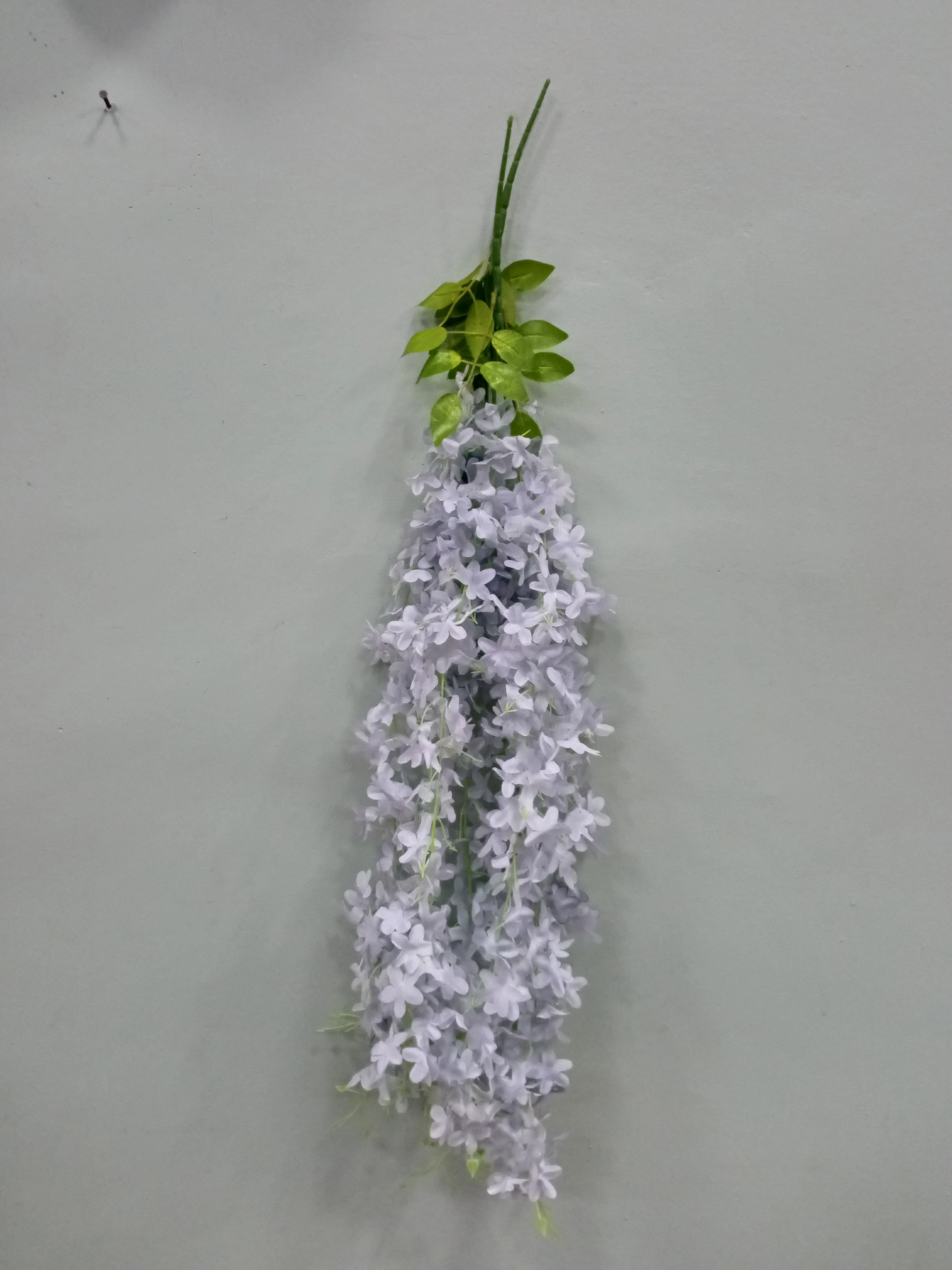 Mini glicinia artificial colgante color lavanda, ideal para decorar paredes.