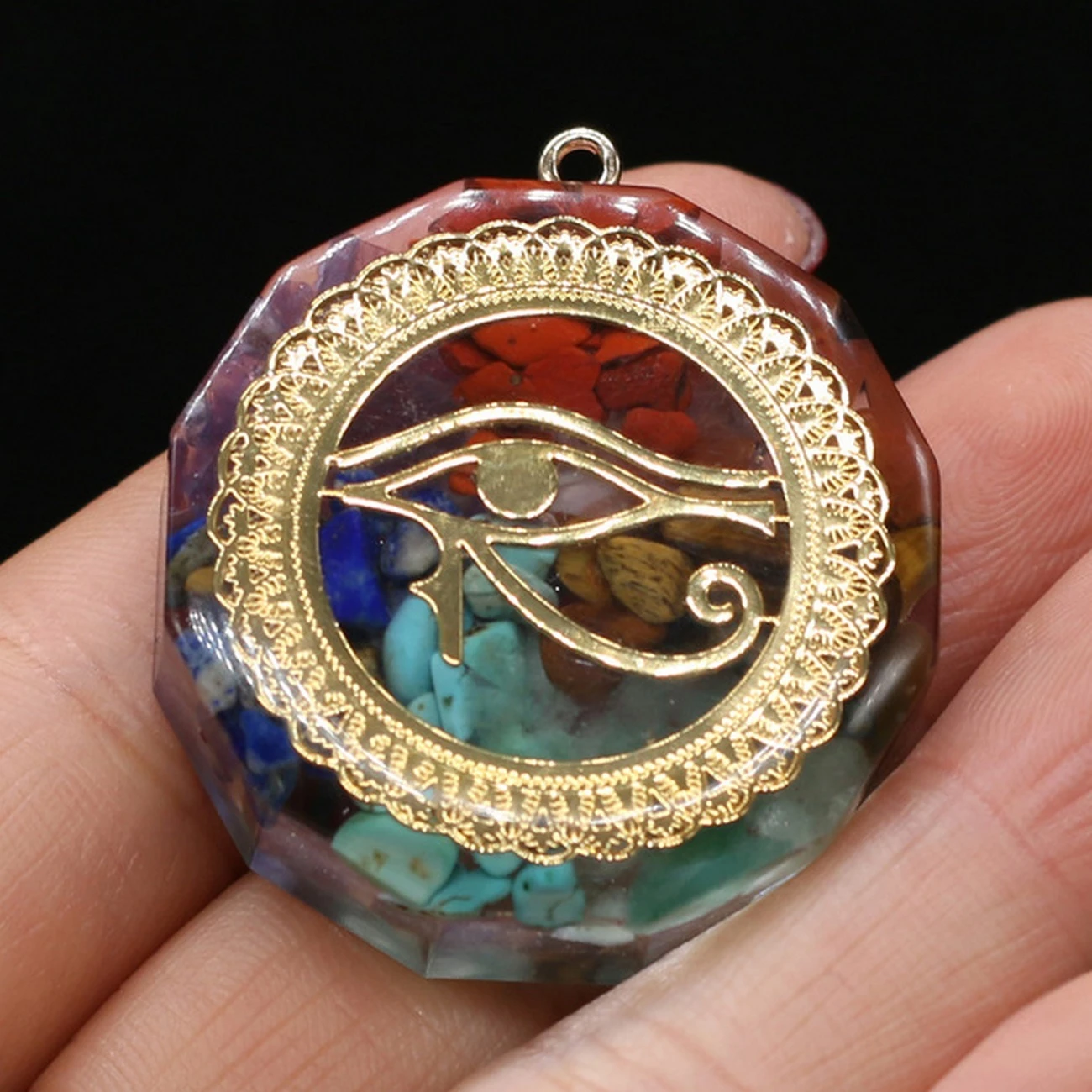 Colgante Orgonita Ojo de Horus dorado con siete minerales, detalles de Amatista, Carnelian y Lapislázuli.