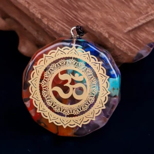 Colgante de orgonita redondo con símbolo Om dorado y siete cuarzos de colores vibrantes.