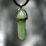Colgante de piedra aventurina verde facetada con dije hexagonal y cordon negro, ideal para mujer.