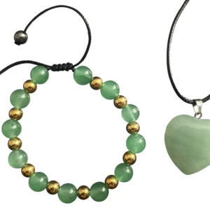 Pulsera y colgante corazón jade verde con cuentas doradas y cierre ajustable.