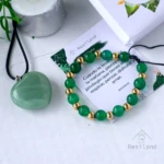 Combo de pulsera y colgante de jade verde con dijes dorados, ideal para equilibrar emociones y atraer abundancia.