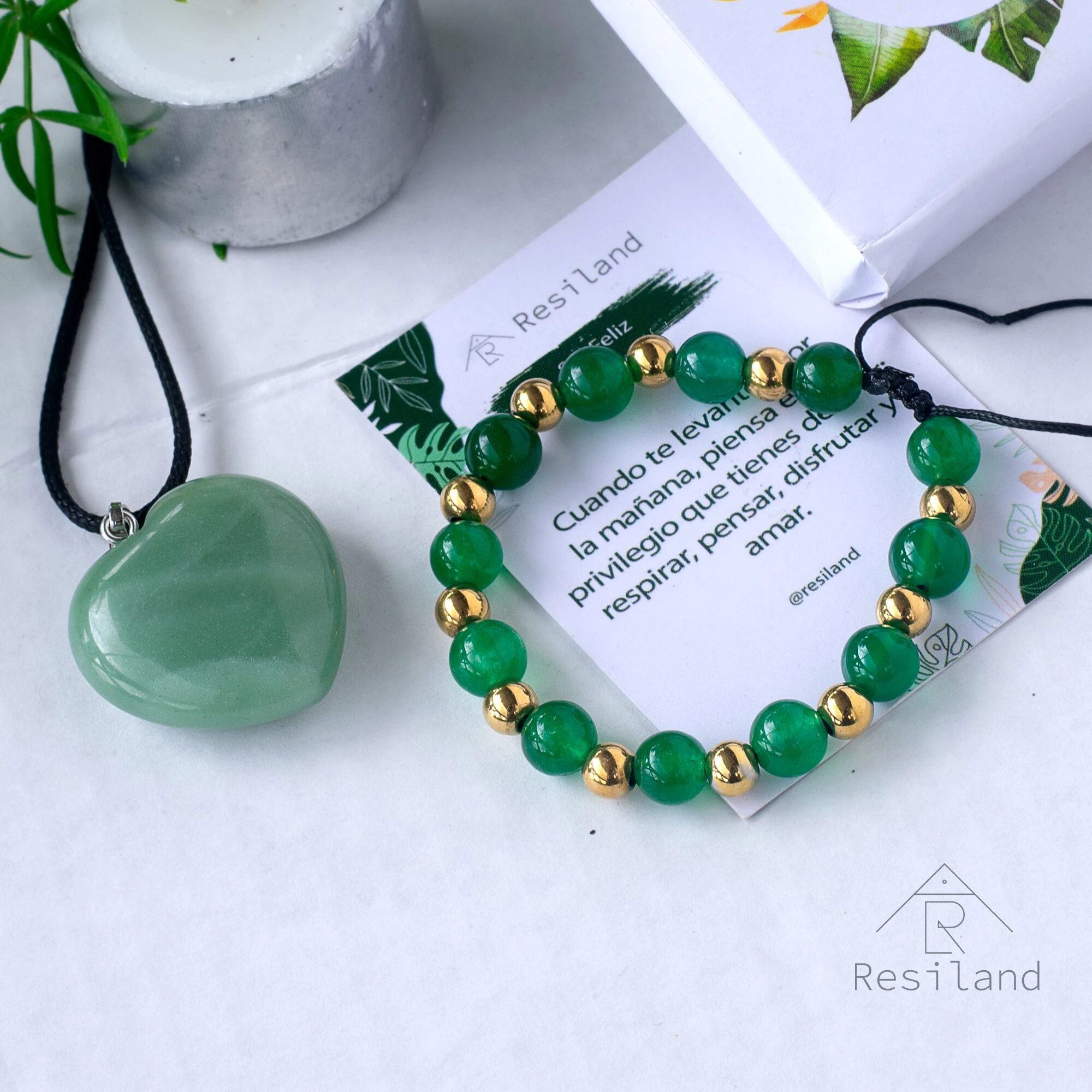 Combo de pulsera y colgante de jade verde con dijes dorados, ideal para equilibrar emociones y atraer abundancia.