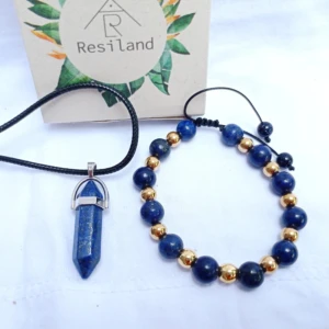 Combo de lapislázuli: colgante de cristal hexagonal y pulsera de cuentas azules y doradas sobre fondo blanco.