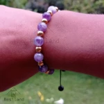 Pulsera de amatista y cuentas doradas en muñeca, ideal para el uso diario.