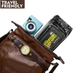 Bolso café de cuero con cámara azul, reloj análogo y toallitas limpiadoras para zapatos.