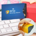 Tarjetero RFID bloqueador de aluminio, azul y amarillo, para tarjetas de crédito, sobre teclado y regalo.