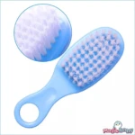 Cepillo azul de plástico para bebé con cerdas blancas suaves, ideal para aseo infantil.