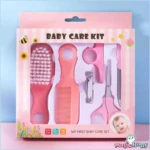 Kit de aseo para bebé en color rosa con cepillo, peine, cortaúñas y tijeras. Empaque con diseño de abejas y flores.