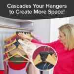 Gancho para ropa gris que permite colgar múltiples prendas verticalmente y ahorrar espacio en el closet.