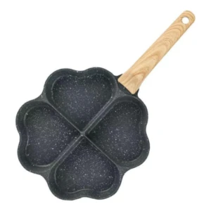 Sartén antiadherente negra con 4 cavidades en forma de corazón y mango de madera.