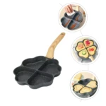 Sartén antiadherente con cuatro cavidades en forma de corazón y mango de madera, ideal para freír huevos.