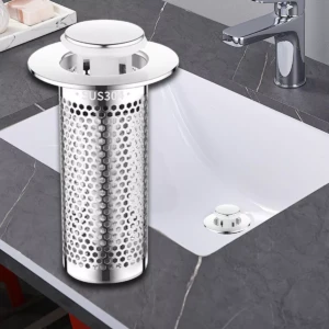 Set x2 tapones desagüe lavabo acero inoxidable, con filtro extraíble y acabado cromado. Uno en primer plano y otro instalado.