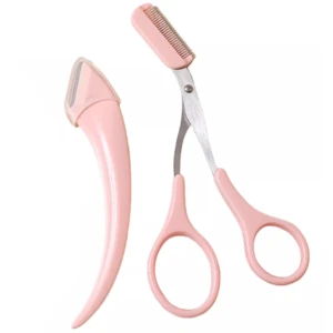 Perfilador de cejas rosa con tijera y peineta integrada, y otra herramienta de perfilado curva.