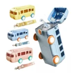 Botella de agua portátil BEBK en forma de autobús azul con tapa abierta, junto a tres mini autobuses de juguete: amarillo, celeste y rosa.