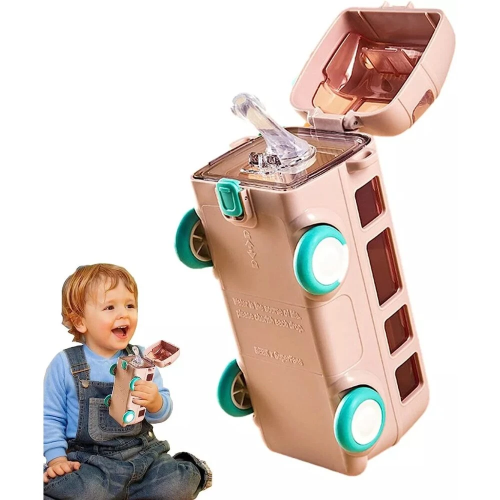 Niño feliz juega con botella de agua en forma de autobús rosa, con tapa abierta y ruedas.