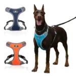 Arnés azul para perro grande con correas ajustables, junto a arneses azul y naranja en miniatura.
