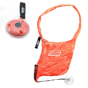 Bolsa ecológica reutilizable enrollable naranja con disco compacto para guardar y cinta de tela.