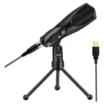 Micrófono condensador negro con trípode, ideal para podcast y streaming. Incluye cable USB.