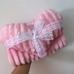 Cobija rosa de peluche acanalado con almohada y cinta de encaje blanco, talla L.