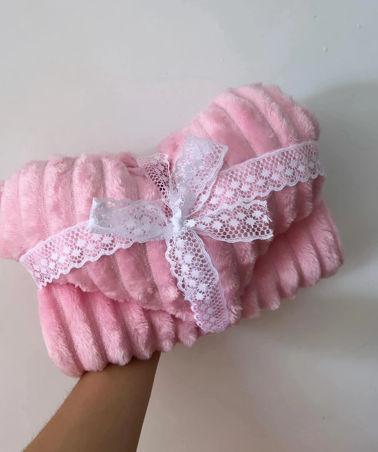 Cobija rosa de peluche acanalado con almohada y cinta de encaje blanco, talla L.