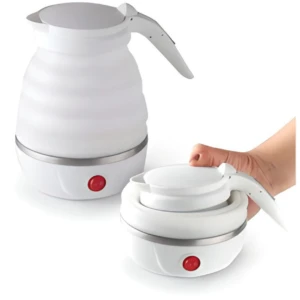 Jarra eléctrica de silicona blanca plegable; muestra el producto en posición extendida y retraída con una mano sosteniendo el formato compacto.