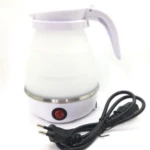 Jarra eléctrica plegable de silicona blanca con base de acero inoxidable, interruptor de encendido rojo, mango ergonómico y cable de conexión incluido.
