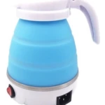 Jarra eléctrica portátil de silicona color azul, diseño plegable con base blanca, interruptor lateral y conector de energía integrado.