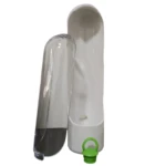 Conservador de verduras blanco con tapa transparente y base verde.