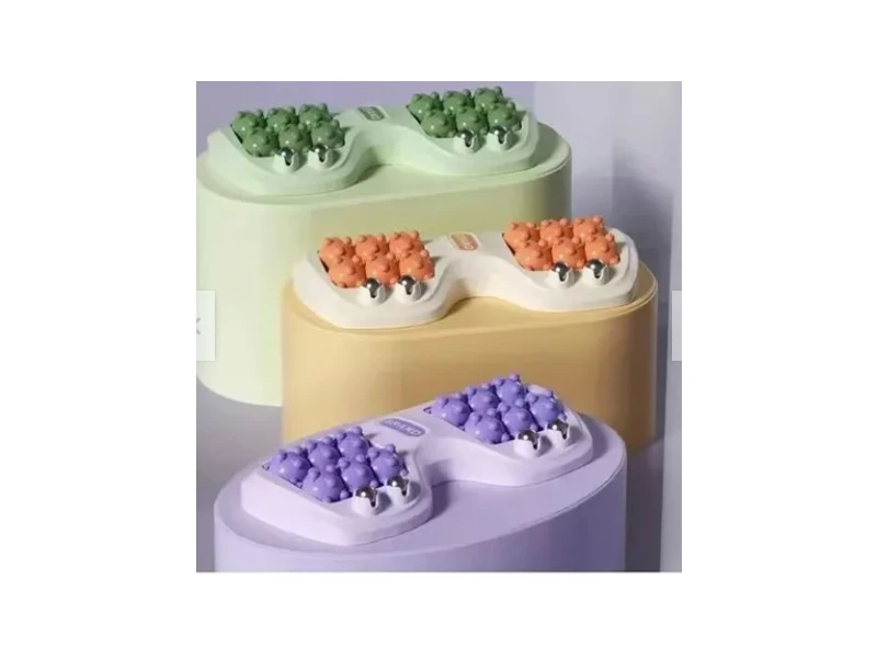 Masajeador manual de pies con rodillos en forma de ositos, disponible en verde, naranja y morado.