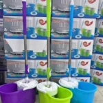 Baldes trapero rotatorio con base metalizada en colores púrpura, verde y azul.