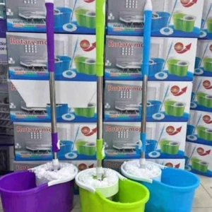 Baldes trapero rotatorio con base metalizada en colores púrpura, verde y azul.