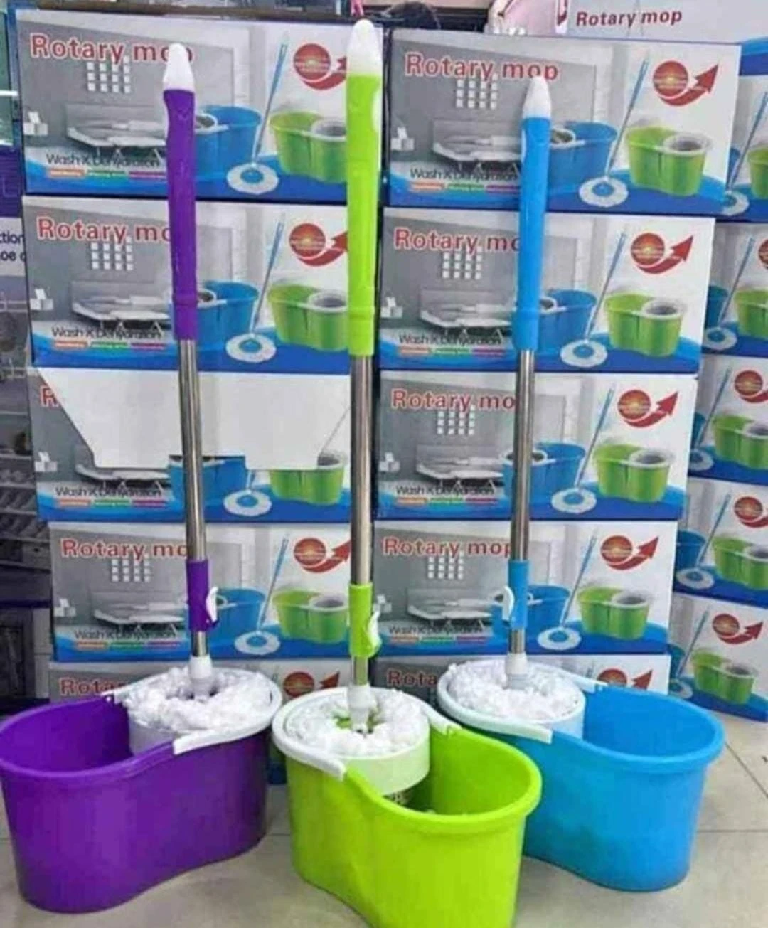 Baldes trapero rotatorio con base metalizada en colores púrpura, verde y azul.